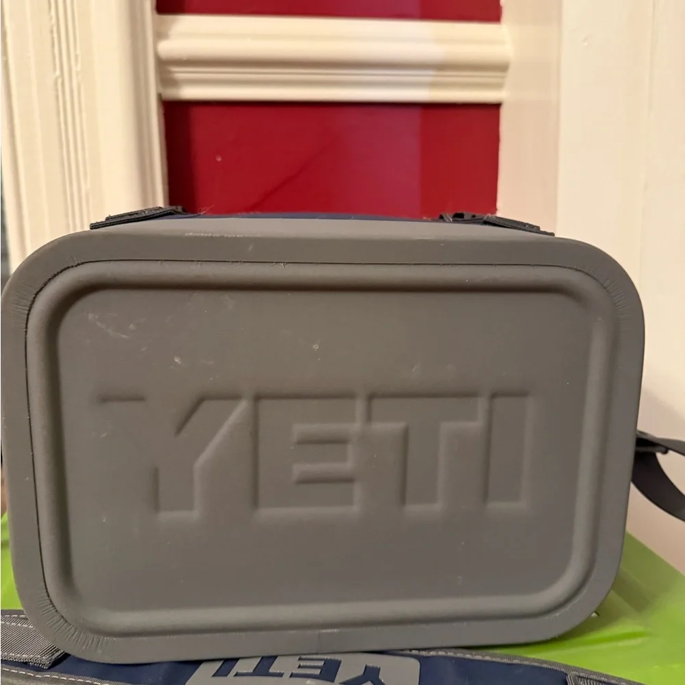 YETI Hopper 8 cooler - Picture 5 of 7
